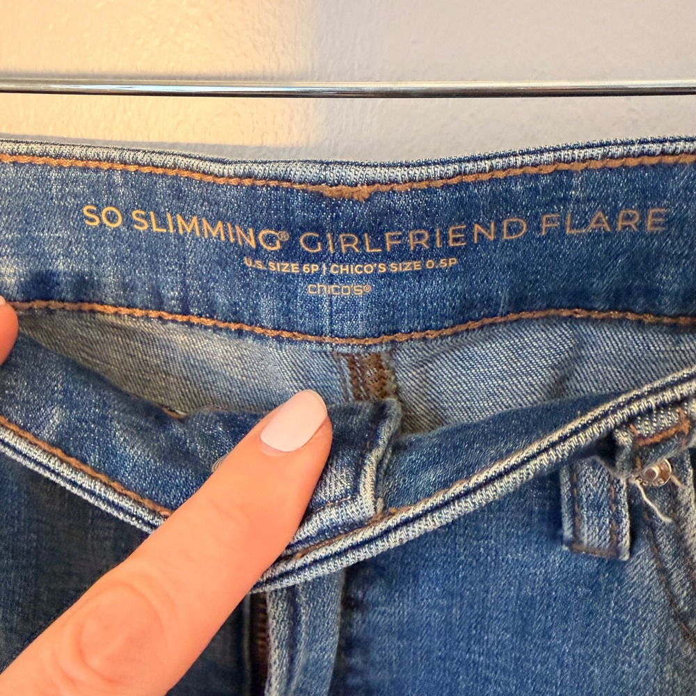 Chicos So Slimming Girlfriend Flare Jeans (0.5P/6P) Clean Denim Staple Piece - Picture 6 of 15